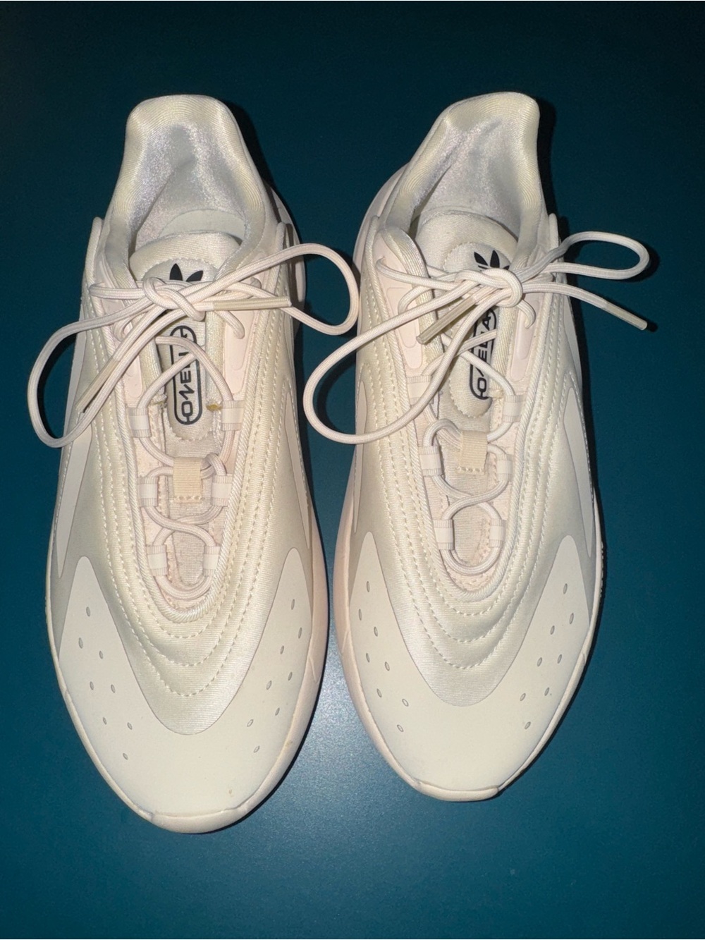adidas Ozelia Sneakers in Beige/Cream - GS Boys / Men’s Size 7